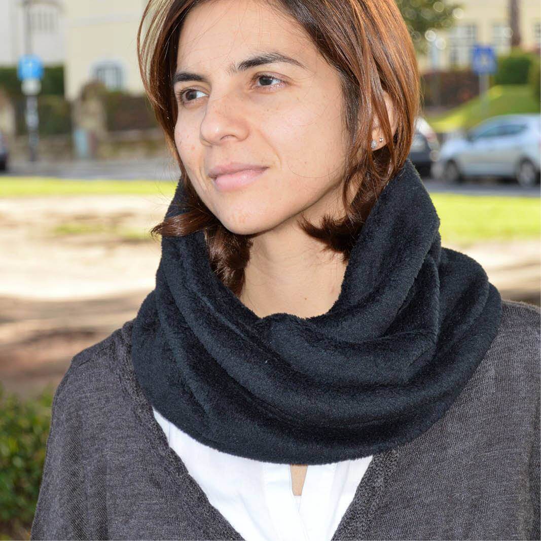 Woman wearing a tubular scarf, showcasing the result of a tubular scarf DIY tutorial. Free and easy style.