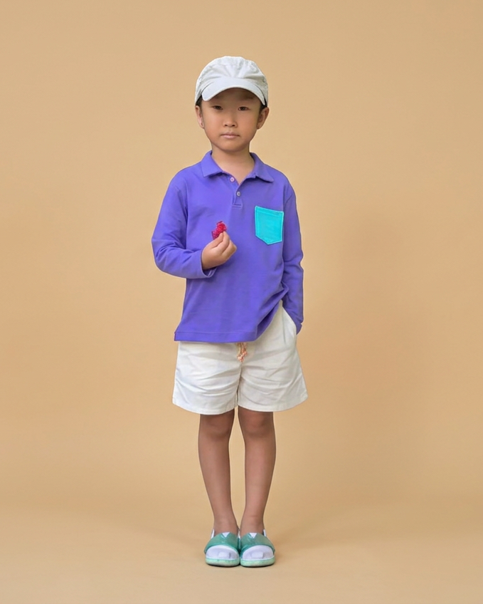 Kids Polo shirt sewing pattern med beige baggrund